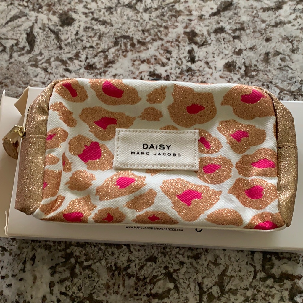 Marc Jacobs Daisy Pouch Nwot